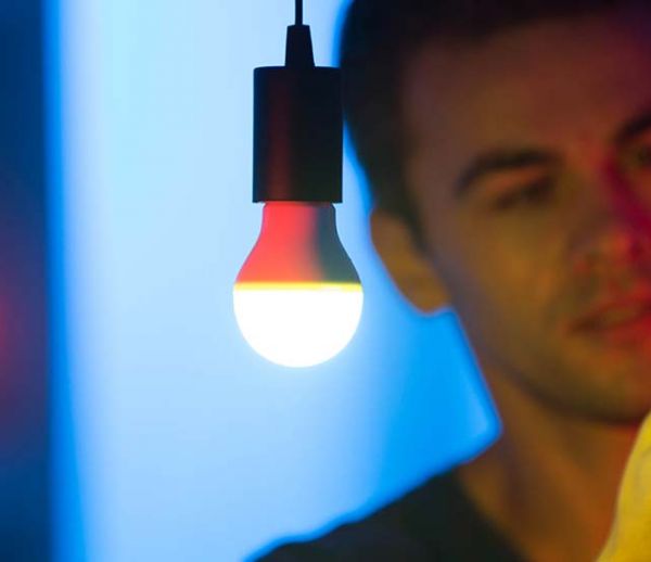 Heelight, l'ampoule qui réagit aux sons et se transforme en bougie
