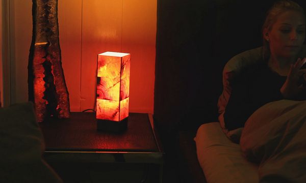 Cette lampe en bois dégage un parfum apaisant pour vous aider à dormir