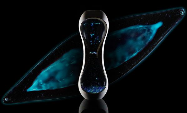 Cette drôle de lampe bioluminescente renferme des microbes qui créent de la lumière