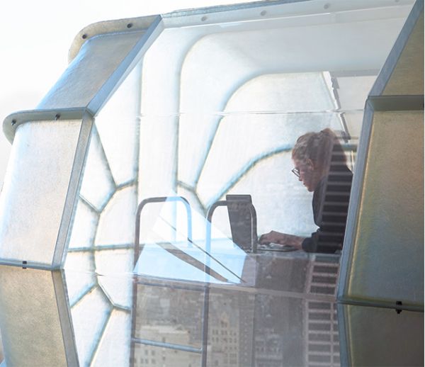 On se verrait bien bouquiner dans cette capsule suspendue à 15 mètres du sol