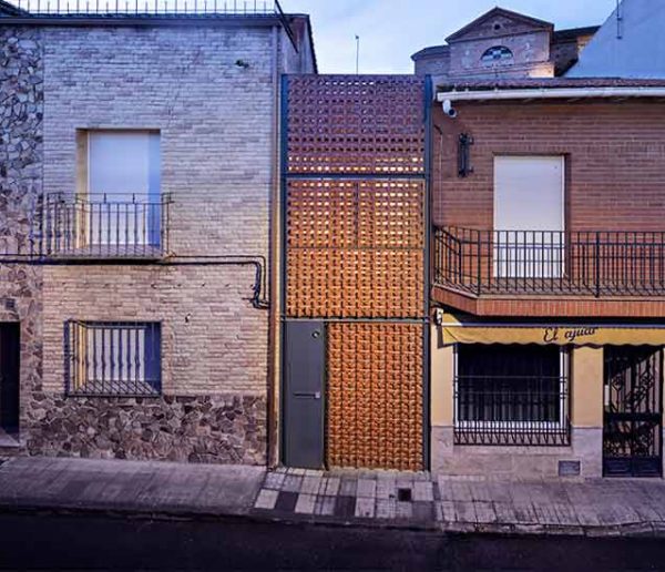 Coincée entre deux maisons, cette habitation mise sur l'originalité !