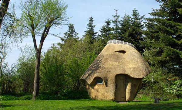 Il a construit un sauna en chaume comme un champignon géant