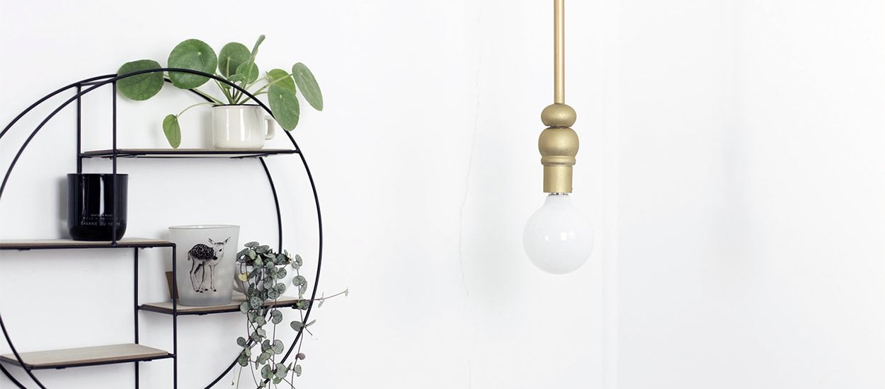 Tuto : Fabriquez une jolie suspension lumineuse minimaliste et dorée pour moins de 25 euros