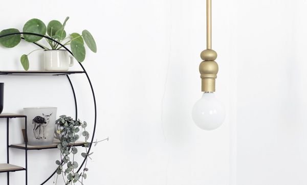 Tuto : Fabriquez une jolie suspension lumineuse minimaliste et dorée pour moins de 25 euros