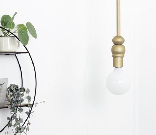 Tuto : Fabriquez une jolie suspension lumineuse minimaliste et dorée pour moins de 25 euros