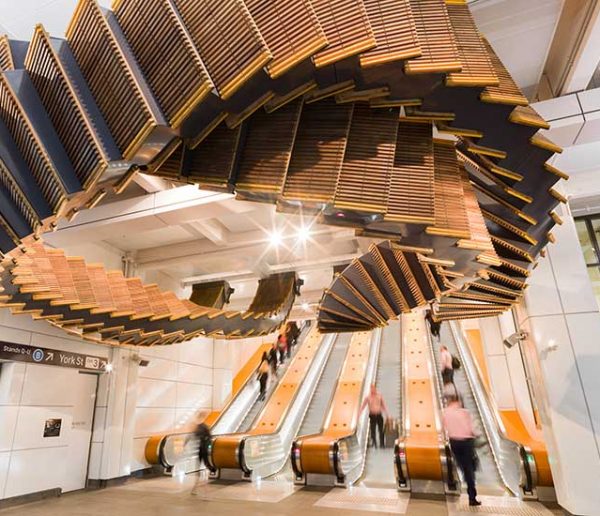 Cet artiste transforme de vieux escalators en bois en sculpture aérienne majestueuse