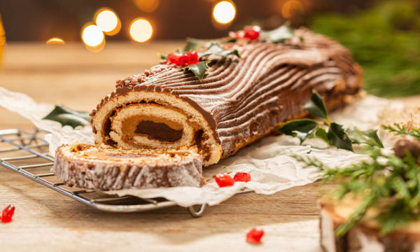 Mais pourquoi donc mange-t-on une bûche pour Noël ?