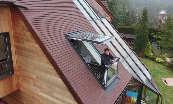 Découvrez la fenêtre qui se transforme en balcon sur votre toit !