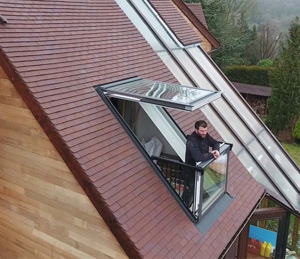 Découvrez la fenêtre qui se transforme en balcon sur votre toit !