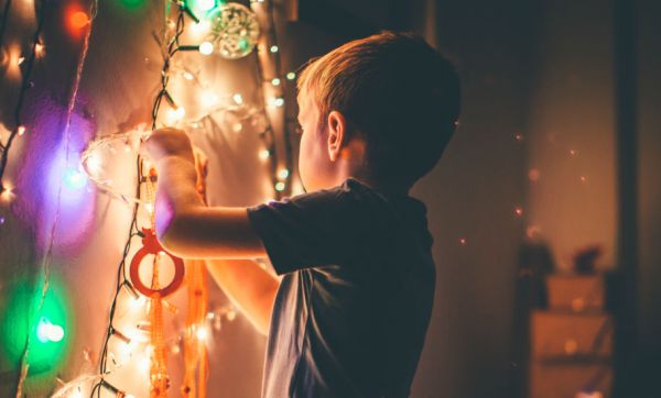 3 conseils pour vérifier vos guirlandes lumineuses et passer des fêtes en toute sécurité