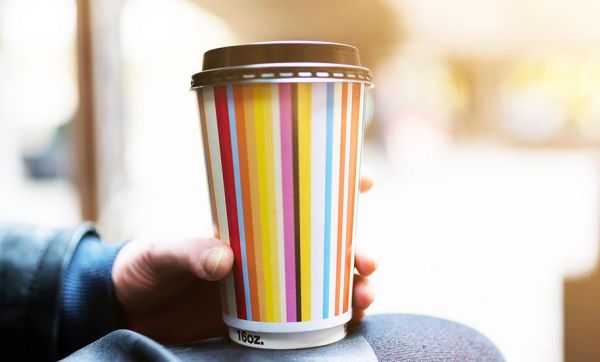 Cette ville d'Allemagne distribue des gobelets réutilisables dans les cafés