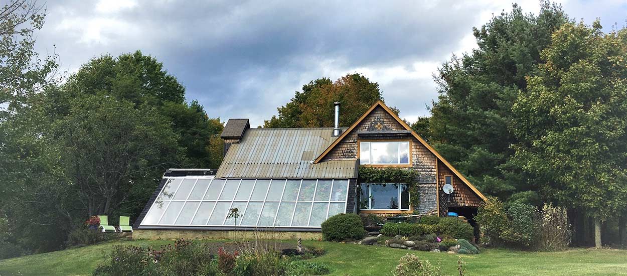 Cette maison écologique cache une serre pour avoir des légumes toute  l'année 