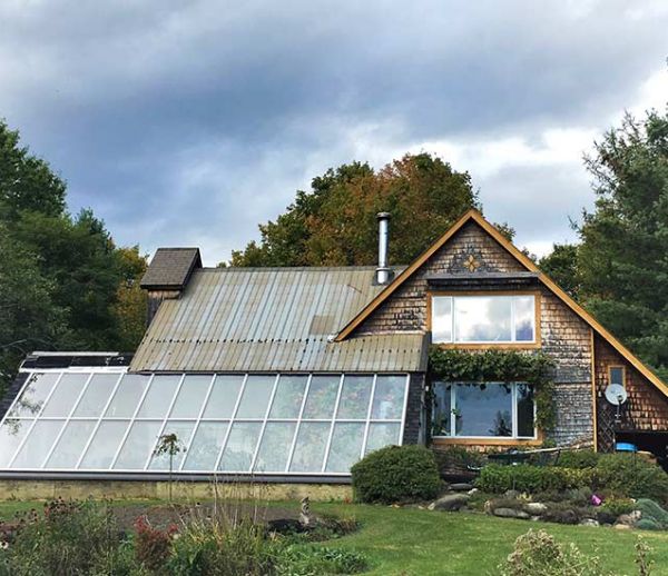 Ce couple vit dans une maison qui produit de la nourriture toute l'année