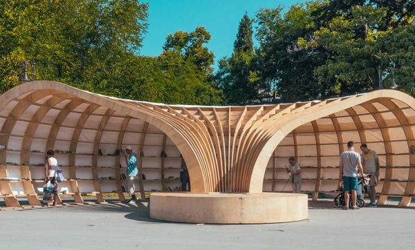 Cette bibliothèque de rue géante abrite 1500 livres pour une agréable pause lecture