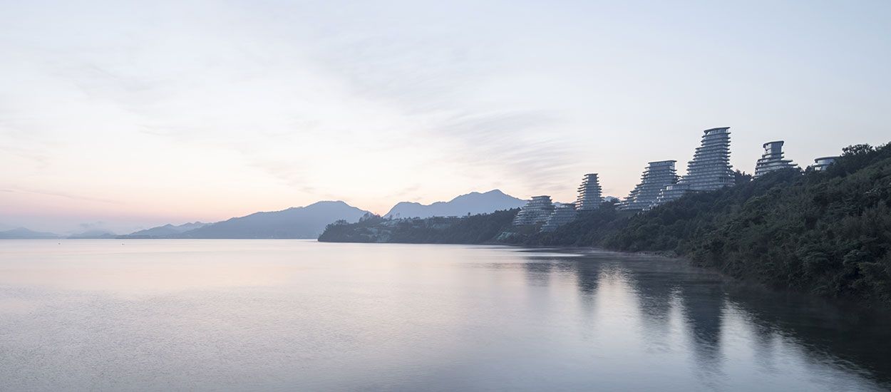 Ces résidences spectaculaires se confondent avec les montagnes environnantes