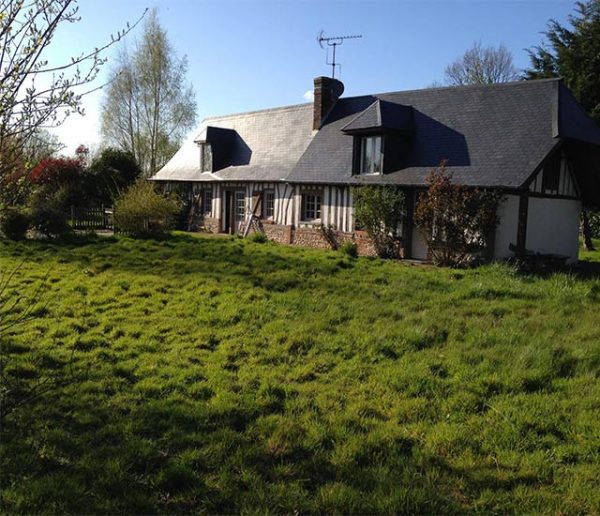 Thibault et Elsa ont quitté Paris et leur travail pour lancer leur ferme bio en Normandie