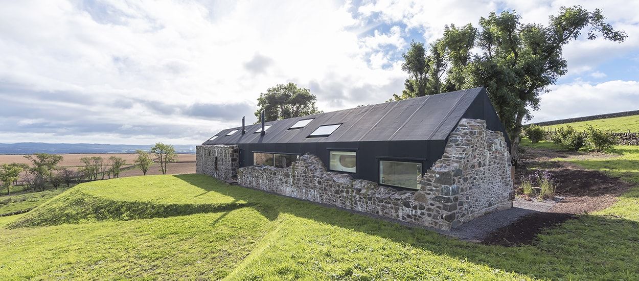 Cette ferme en ruines est devenue une maison de campagne ultra-moderne