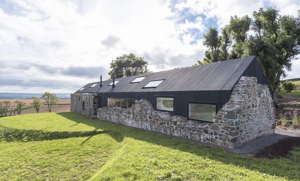 Cette ferme en ruines est devenue une maison de campagne ultra-moderne