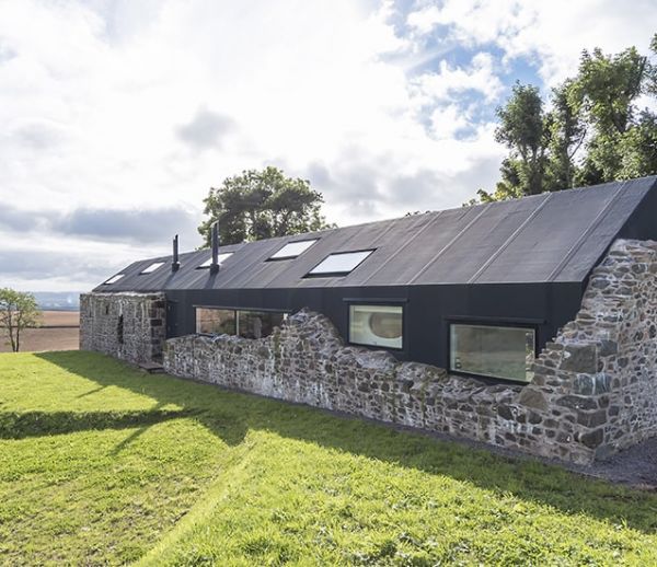 Cette ferme en ruines est devenue une maison de campagne ultra-moderne