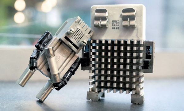 Cet artiste transforme vos déchets électroniques en adorables petits personnages