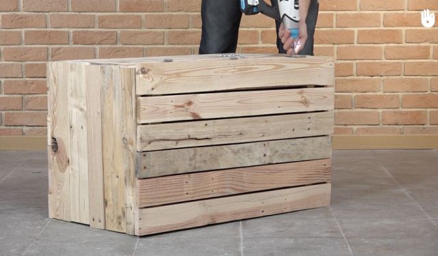 Tuto : Fabriquez un coffre de rangement en palette pour 20 euros