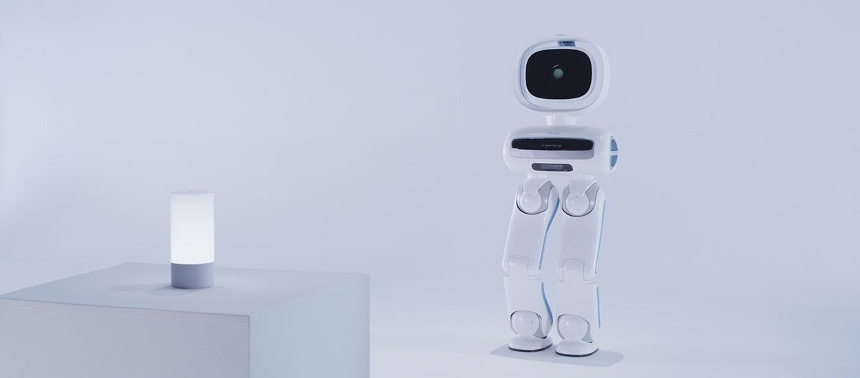 Walker, le premier robot qui marche sur ses deux jambes et vous assiste à la maison