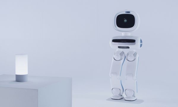 Walker, le premier robot qui marche sur ses deux jambes et vous assiste à la maison