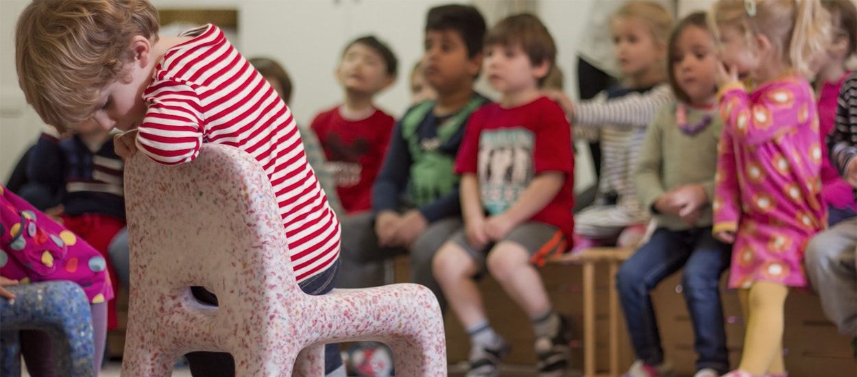 Ces meubles pour enfants sont fabriqués à partir de leurs vieux jouets en plastique