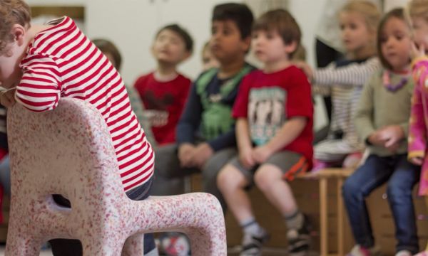 Ces meubles pour enfants sont fabriqués à partir de leurs vieux jouets en plastique