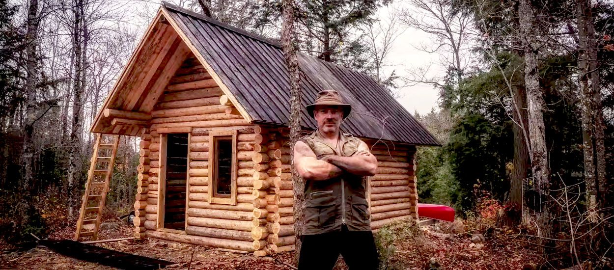 Ce Canadien construit son propre chalet en pleine nature sans aucune machine