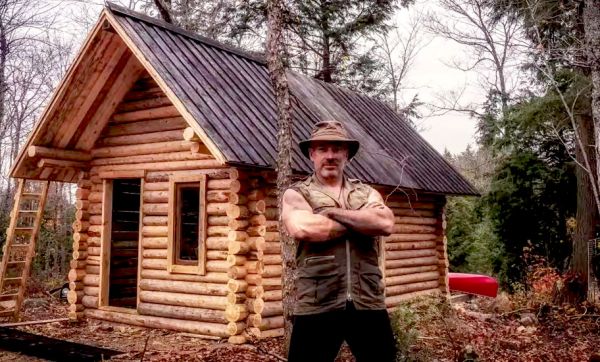 Ce Canadien construit son propre chalet en pleine nature sans aucune machine