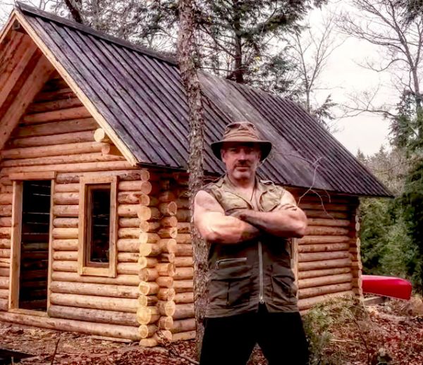 Ce Canadien construit son propre chalet en pleine nature sans aucune machine