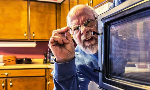 5 astuces écolos pour nettoyer votre four à micro-ondes sans vous fatiguer
