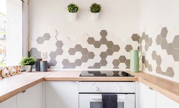 Comment choisir et poser son carrelage adhésif mural ?
