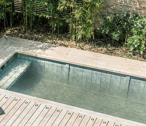 Cette piscine ne nécessite aucun produit chimique et aucun entretien
