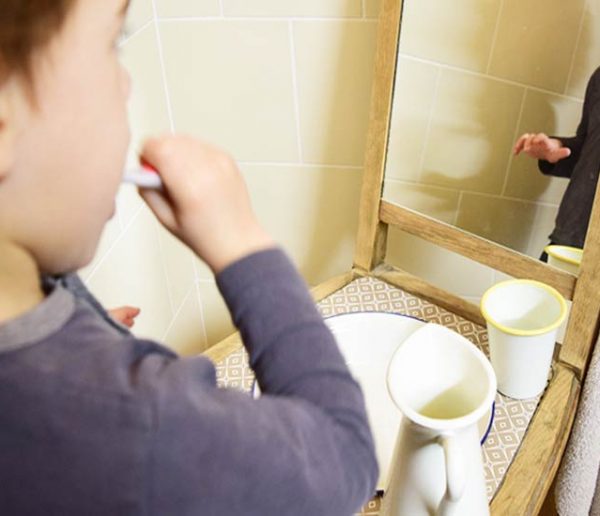 Bricolez une salle de bains Montessori pour enfant avec une chaise