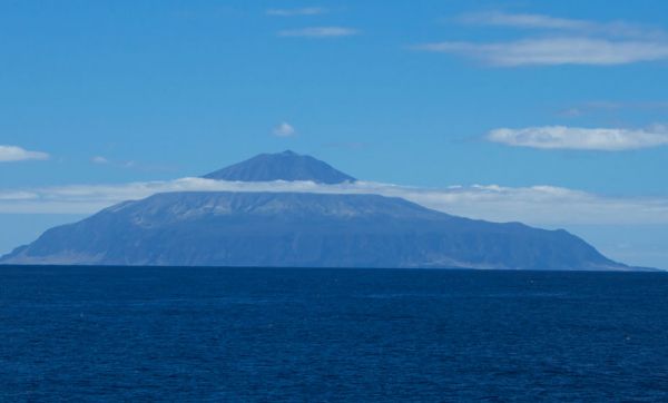 Vidéo : à quoi ressemble la vie sur l'île la plus isolée du monde ?