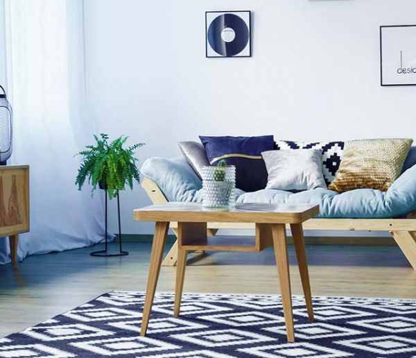 Cette astuce toute simple et gratuite élimine les marques de meubles sur votre tapis !