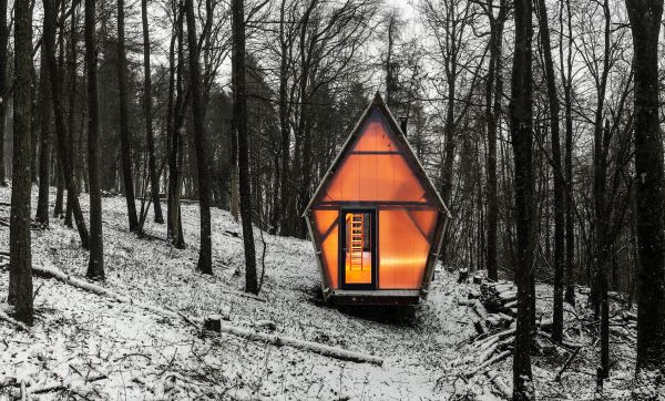 Découvrez l'intérieur chaleureux de cette tiny house en matériaux récup'