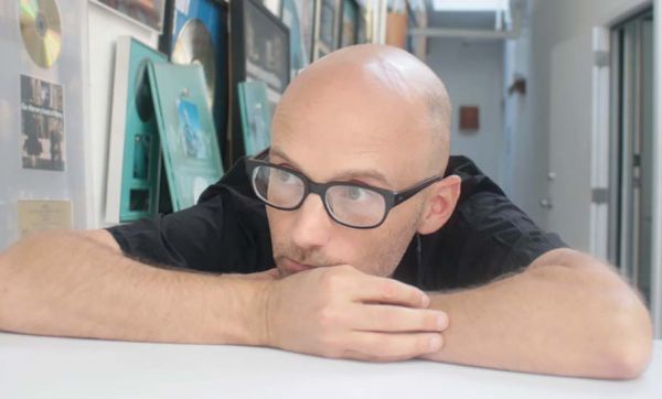 Moby partage gratuitement 11 chansons douces pour aider tous les insomniaques à s'endormir