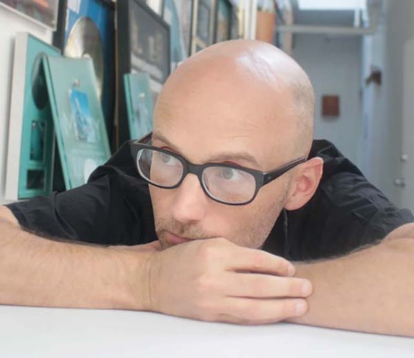 Moby partage gratuitement 11 chansons douces pour aider tous les insomniaques à s'endormir