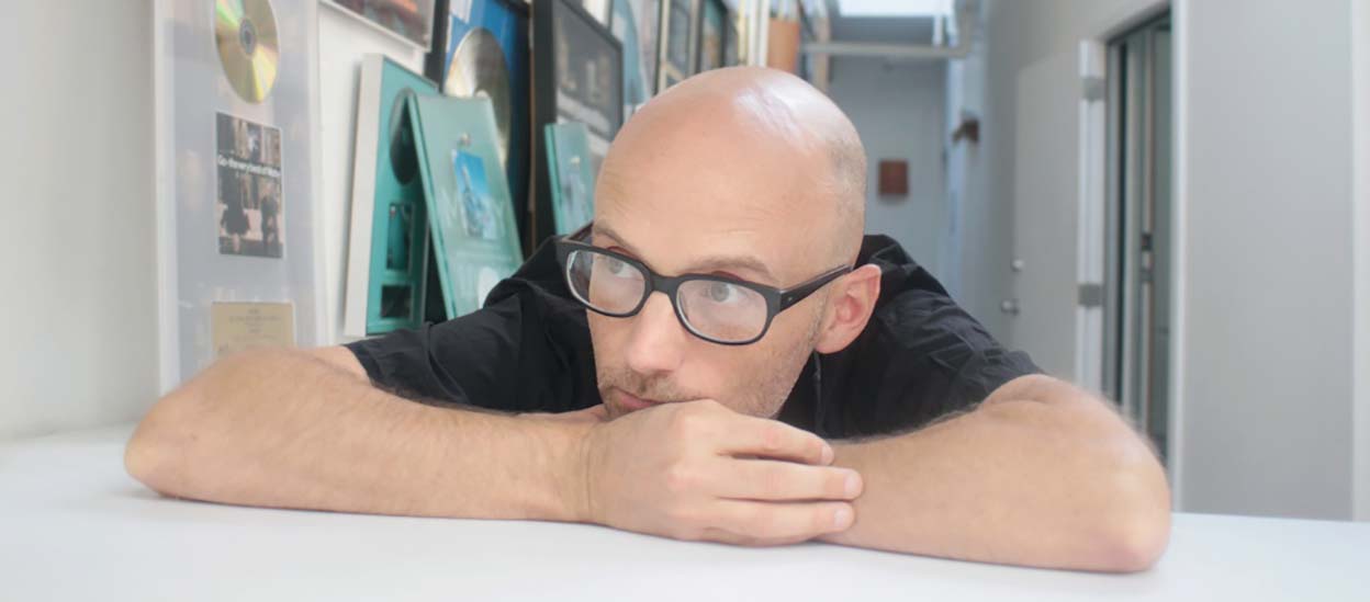 Moby partage gratuitement 11 chansons douces pour aider tous les insomniaques à s'endormir