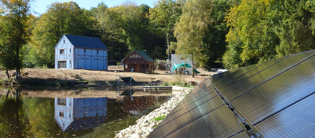 Cette maison prête à construire est 100% autonome en eau et en énergie