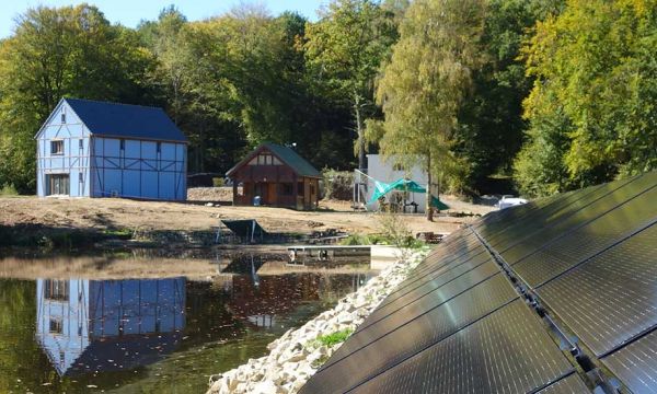 Cette maison prête à construire est 100% autonome en eau et en énergie
