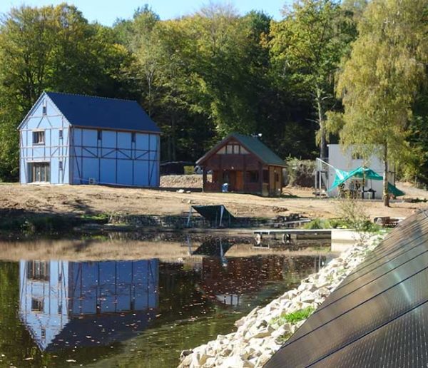 Cette maison prête à construire est 100% autonome en eau et en énergie