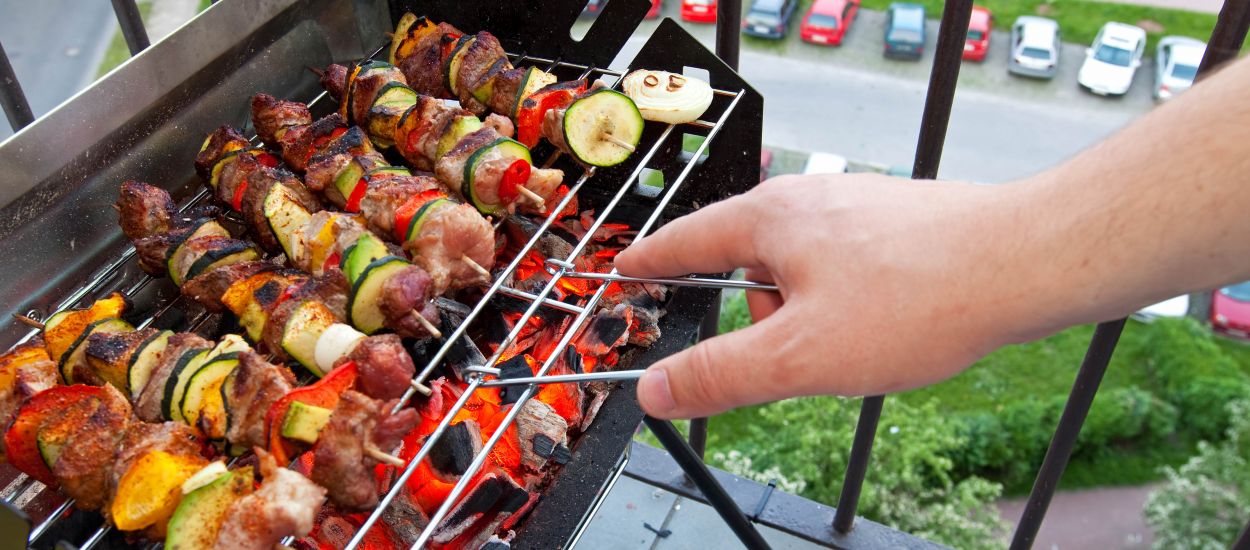 Barbecue sur un balcon ou sur une terrasse, a-t-on le droit ?