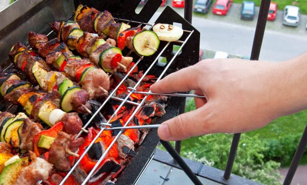 Barbecue sur un balcon ou sur une terrasse, a-t-on le droit ?