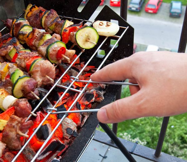 Barbecue sur un balcon ou sur une terrasse, a-t-on le droit ?