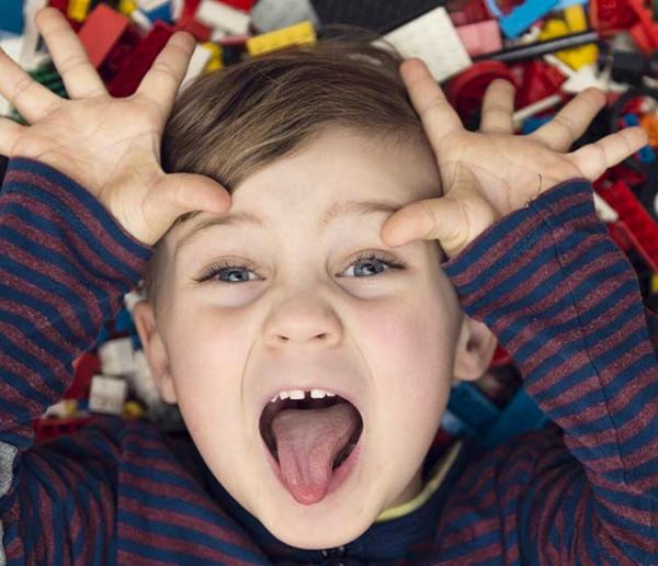13 astuces pour ranger les jouets dans le salon