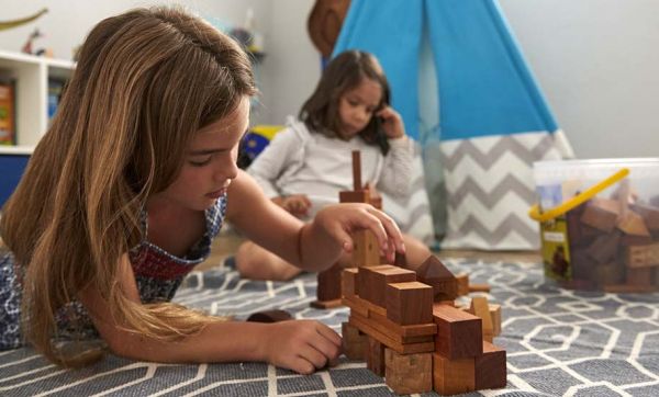 Conseils malins pour faire jouer petits et grands dans une même salle de jeux